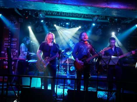 44073584_2194075910664376_1882244609740898304_n